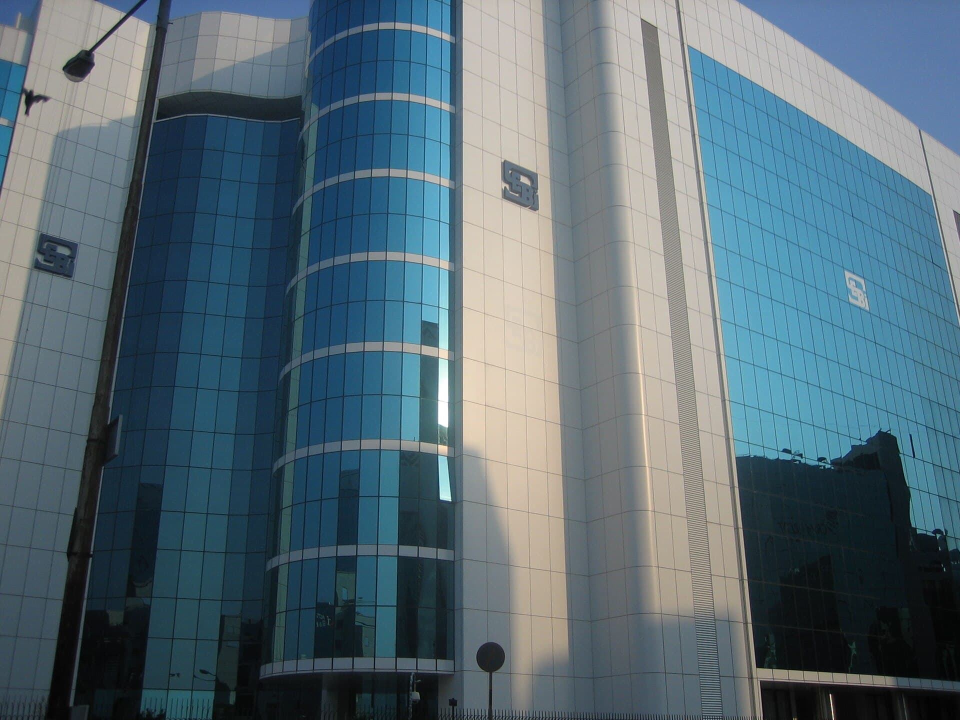 SEBI Extends FPI KYC Review Period to Eight Years, Eases Compliance Norms
